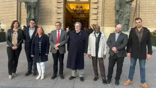 Los representantes de Vox, este viernes frente al Ayuntamiento de Zaragoza