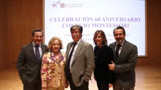 Javier Urra junto a la familia García Dueñas, fundadora del Colegio Montessori de Zaragoza.