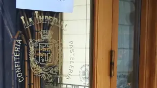 La pastelería La Imperial, situada en la calle Mayor, mantiene el cartel de cierre por jubilación desde junio de 2023.