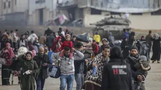 Ciudadanos palestinos de Jan Younis abandonan sus hogares ante el recrudecimiento de la ofensiva israelí.