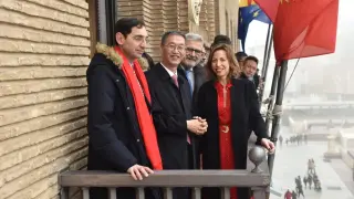 La alcaldesa de Zaragoza, Natalia Chueca, junto al embajador de China en España, Yao Jing, en el Ayuntamiento.