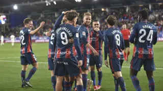 Los jugadores del Huesca celebran uno de los goles de la victoria ante el Cartagena.