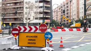Obras de renovación de tuberías en el cruce de Paseo de Sagasta y Camino de las Torres de Zaragoza