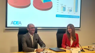 El presidente de Adea, Fernando Rodrigo, junto a Diana Marchante, responsable de Comunicación y Marketing, al presentar el Índice de Confianza Empresarial.