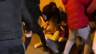 Captura del vídeo que un testigo grabó cuando agredían a la víctima en Zaragoza.