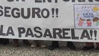 Imagen de la manifestación de las familias del colegio Ricardo Mur, este domingo en Casetas.