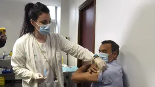 Inicio de la campaña de vacunación entre la población general en Huesca a mediados de enero