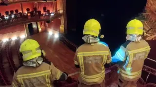 Los bomberos de Huesca, en el interior del Teatro Olimpia tras el incendio de este domingo.