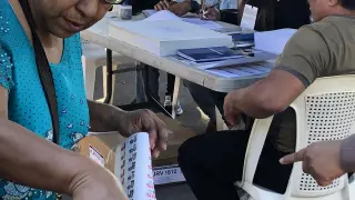 Una votante introduce su voto en la urna en colegio electoral Sagrado Corazón de San Salvador
