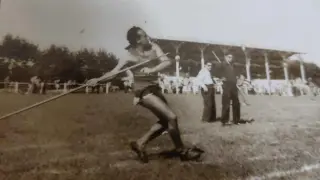Manuel Clavero, durante una competición de lanzamiento de jabalina.
