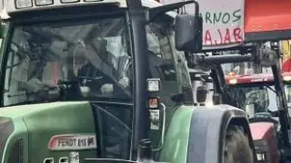 Los tractores atravesando la calle Mayor de Jaca