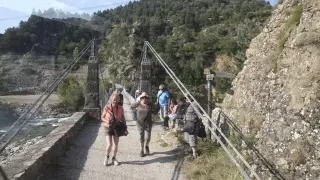Foto de archivo del puente colgante de Jánovas, cuya mejora se incluye en el proyecto 'Caminando el Ara'.