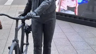 Este jueves se ha colocado una escultura del músico zaragozano en el paseo de la Independencia de Zaragoza