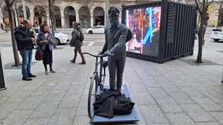Este jueves se ha colocado una escultura del músico zaragozano en el paseo de la Independencia de Zaragoza