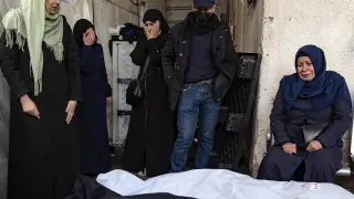 Una familia palestina llora ante los cuerpos de varios de sus parientes, muertos tras un ataque israelí en el campo de refugiados de la ciudad de Rafah, al sur de Gaza