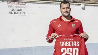 Eduardo Cabetas posa ayer con la camiseta conmemorativa de los 250 partidos con el CD Teruel.