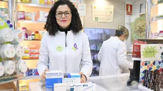 La farmacéutica Elena Brosed muestra algunos de los medicamentos con problemas de suministro, como Ozempic, que ya está reservado.