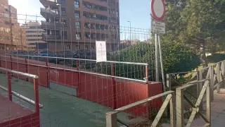 La pasarela del río Isuela que conecta con el Hospital Provincial de Huesca lleva un año cerrada por motivos de seguridad esperando su rehabilitación.