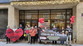 Concentración por la Cueva de Chaves frente a la delegación del Gobierno de Aragón en Huesca.