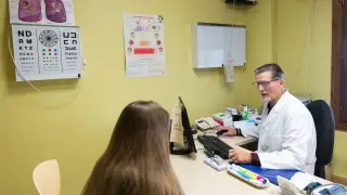 El doctor Alfredo Perches atiende a una consulta en sus últimos días en el consultorio médico de El Burgo de Ebro.