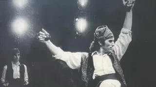 El bailarín Antonio Gades, con cachirulo, bailando 'su' jota.