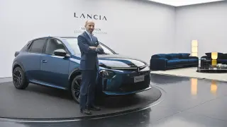 Luca Napolitano, consejero delegado de Lancia, junto al nuevo vehículo en Milán.