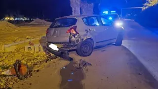 Vehículo de la Guardia Civil embestido por el coche de un hombre cuando fue sorprendido alijando tabaco de contrabando esta madrugada en la playa de Puente Mayorga, en San Roque (Cádiz)