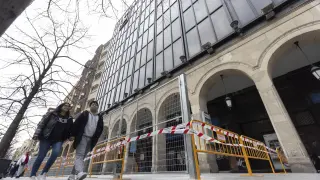 La constructora navarra Obenasa acabar de vallar la antigua sede de la CAI para iniciar la rehabilitación integral del edificio