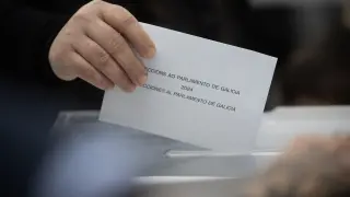 Un ciudadano deposita su papeleta durante la jornada electoral gallega.