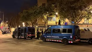 Los mossos d'esquadra en un dispositivo contra varias redes dedicadas al tráfico de drogas en Barcelona.