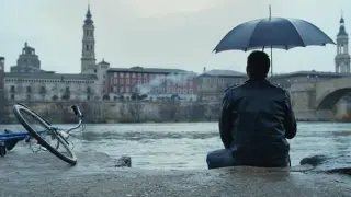 Pepe Lorente, caracterizado como Mauricio Aznar, a orillas del Ebro durante el rodaje de 'La estrella azul'.