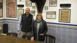 Pablo Ciprés y Gloria Ruiz, en la sede de la Peña Taurina Oscense.