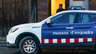 Coche de los mossos ante la vivienda donde ocurrió el crimen en Olot