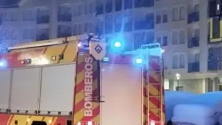 Actuación de los bomberos en el incendio de un apartamento en Canfranc Estación.