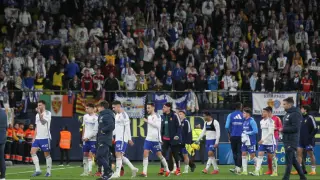 Los jugadores del Real Zaragoza, abroncados por la afición en Villarreal al final del partido de este sábado.