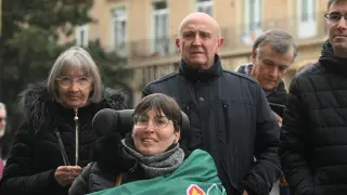 Sara Romanos, junto a sus padres, Catalina y Ángel, este domingo en la plaza del Pilar