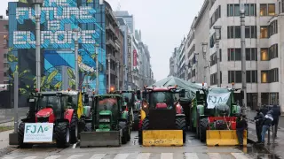 Varias decenas de tractores entraron a primera hora de este lunes en el centro histórico de Bruselas, incluida la Grand Place,
