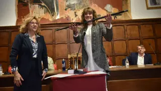 Lorena Cajal, a la derecha, con el bastón de mando después de jurar su cargo como alcaldesa de Biescas.
