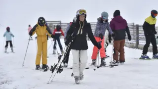 Los esquiadores disfrutaron este lunes de una jornada espectacular de nieve polvo en Formigal.