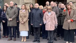 Perales (entre el delegado del Gobierno, Fernando Beltrán, y la portavoz del PSOE, Lola Ranera), este lunes