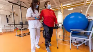 Abelina Martín, usuaria del exoesqueleto de rodilla del Hospital San Juan de Dios, este martes durante la rehabilitación.