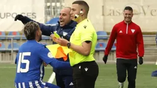 Carbonell se abraza a Iván Martínez tras marcar el gol.