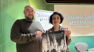 Sergio Sanz, ganador del concurso fotográfico, y Silvia Peropadre, presidenta de la junta coordinadora de cofradías de Semana Santa.