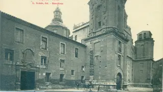 El anterior hospital militar entre 1817 y 1958 estuvo en el convento de San Ildefonso ligado a la iglesia de Santiago. Defensa construyó el actual porque se hunidó el suelo varias veces.