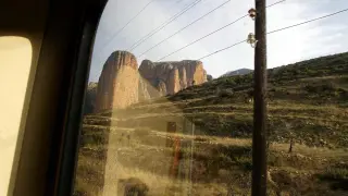 El paisaje visto desde la ventanilla de un tren.