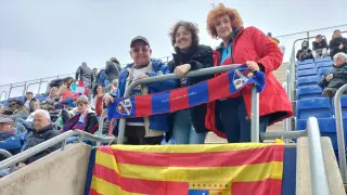 Aficionados de la SD Huesca, en la zona visitante del estadio de Cornellá.