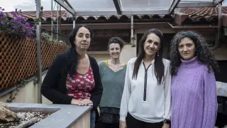 La investigadora Pepa Martínez Pérez, al fondo, rodeada de sus hermanas mayores: María, a la izquierda, y Belén y Conchita, a la derecha