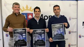 Sergio Barzo, Eliseo Martín y Marcos Barranco con el cartel de la prueba.