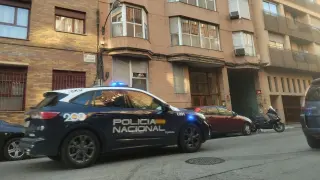 Un coche de la Policía Nacional en la calle Lastanosa, en el barrio de Delicias.