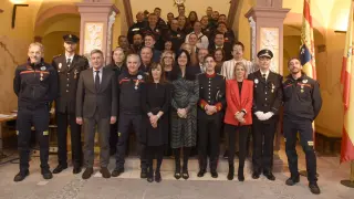 Foto de las autoridades con los galardonados y con componentes del parque de bomberos de Huesca.